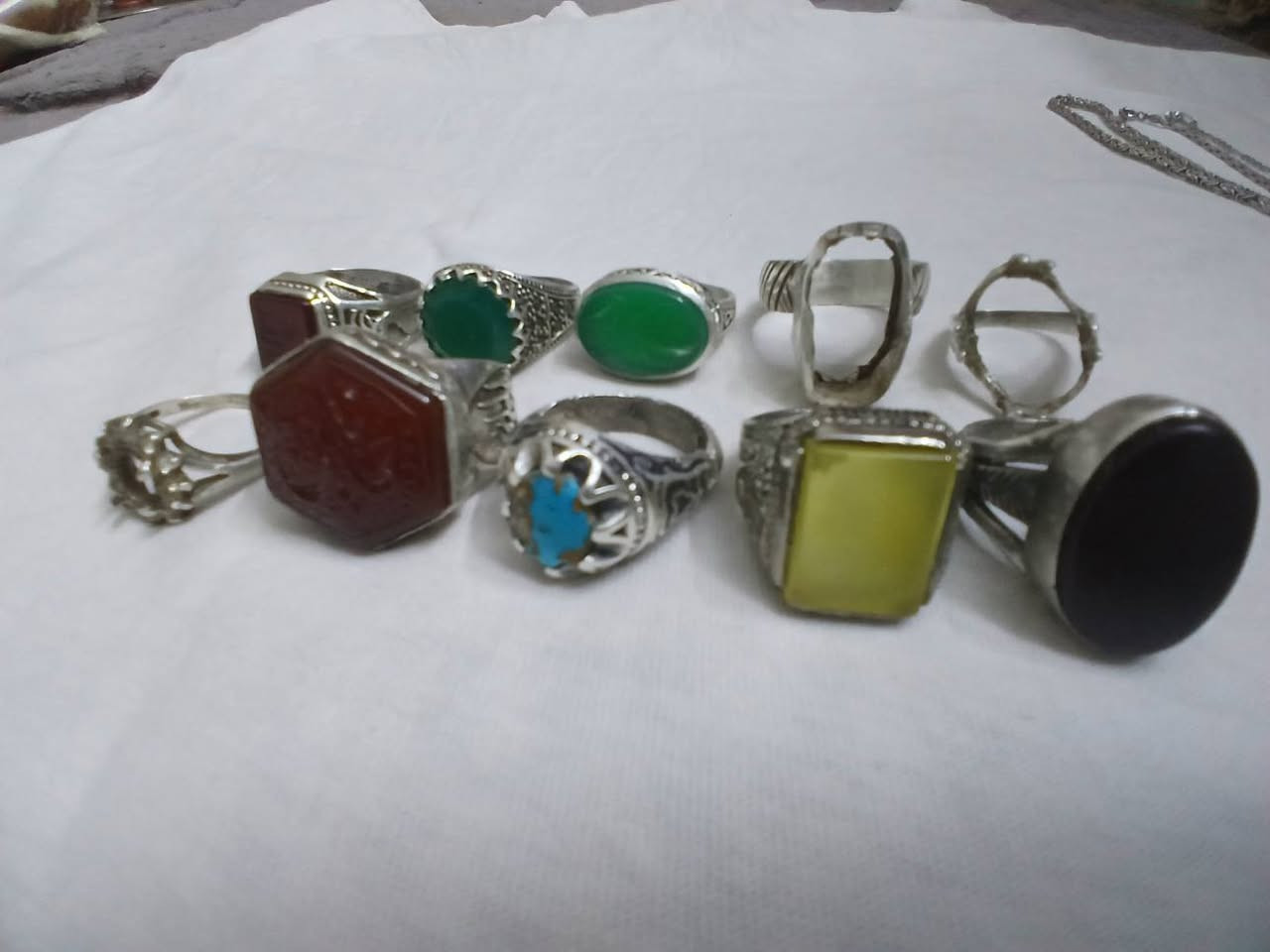 زنجيل عدد ٣ سوار عدد ٣ محابس عدد ١٠ الغرام ٣٥٠٠ اتصال ***********
