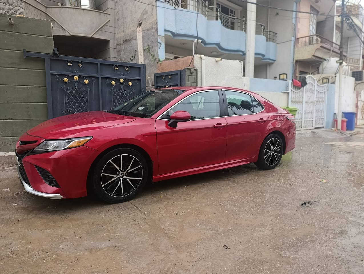 السلام عليكم كامري موديل 2019 se بيه صبغ مال امريكه 3قطع جاملغ ايمن وأيسر وبنيد 
بل عراق صاربيها شخط بين الباب خلف السائق وجاملغ وصابغينه بدون معجون  وسونر موجود ويا الصور

1- كشنات جلد 
2- تحكم استيرن
3- كامره خلفيه 
4- كشن تحكم كهربائي
5- شفتات ستيرن

السيارة خير من الله تبريد محرك كير وبأسمي السيارة رقمها بغداد تحويل مباشر مكان السيارة ديالى السعر  155$ وبيها مجال

 للاستفسار   ***********
