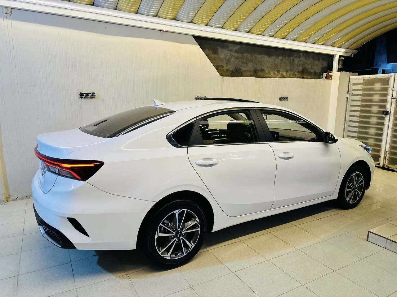 KIA K3 2024 

-------------------------------------
#السعر : 142$ وبيه مجال 
‏
#رقم الهاتف : ***********

#رقم السيارة : اربيل 

#مكان السيارة : واسط العزيزية 
-------------------------------------
السلام عليكم 
للبيع فقط K3 موديل 2024 ماشية 18 الف وقابل لزيادة مواصفات فول فتحة بصمة وداخل جلد اوتو هولد سايد بريك بصمة انظمة قيادة شاشة جبيرة مري شفط  مانع انزلاق وكاميرا خلفية حساسات امامي خلفي تحكم ستيرن لايت فول LED سيارة مكفولة بدون صبغ وبدون تعديل بيه رصعتين بسيطات رقم اربيل تحويل مباشر
