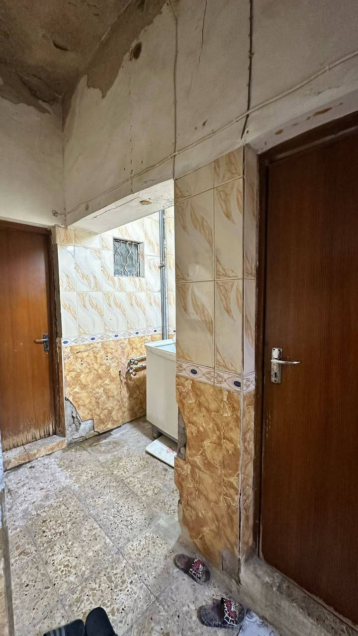 بيت للبيع مساحته 102م عنوانه شارع الروضتين الجديد قرب شارع السيده رقيه للاستفسار ***********
