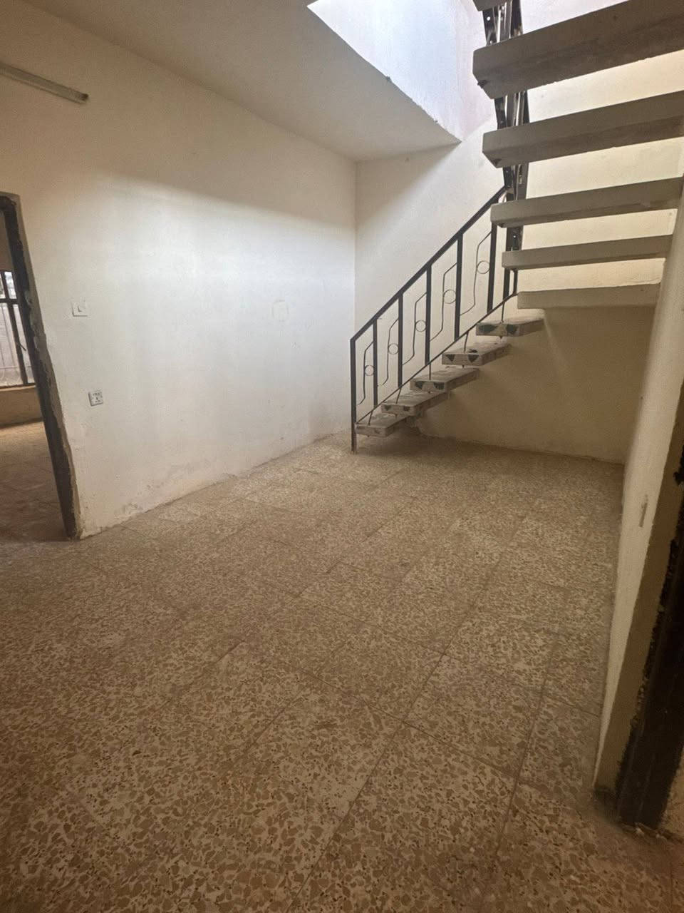 مساحة 200متر  يحتوي على
غرفتين نوم 
صالة هول 
استقبال 
حمام مع تواليت داخلي 
تواليت خارجي 
مطبخ 
منور عدد 2 كل غرفة نوم تطل على منور 
حديقة مع كراج سيارة  
وطابق ثاني 
اتصال على رقم ***********
وقت الاتصال من الساعة 1ظهر لغاية 8مسائا وذلك لوقت الدوام متوفر على الوتساب
