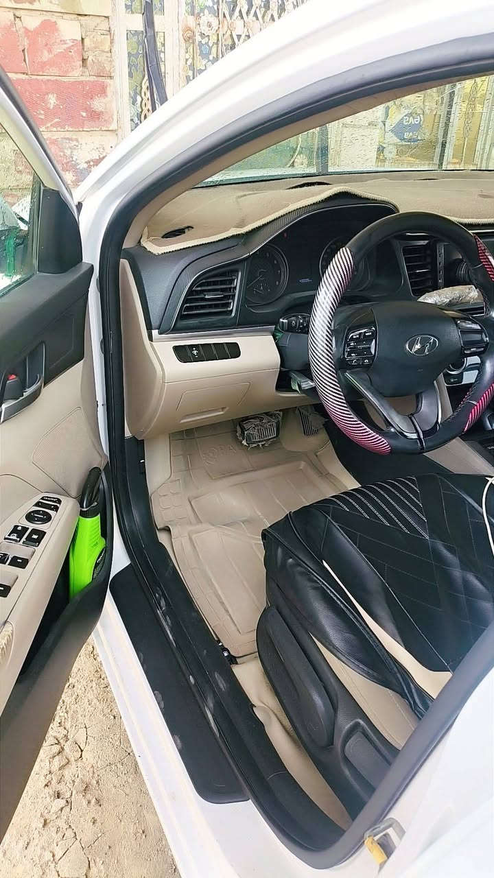 سيارف البيع هيونداي 2019 سنويه جديده حداده خير من الله تبريد ثلج مكينه 2000  دوش بنيد وجاملغ علا البارد  سياره بسمي تحويل ثاني السعر 145وبيها مجال حك الجيه ***********
