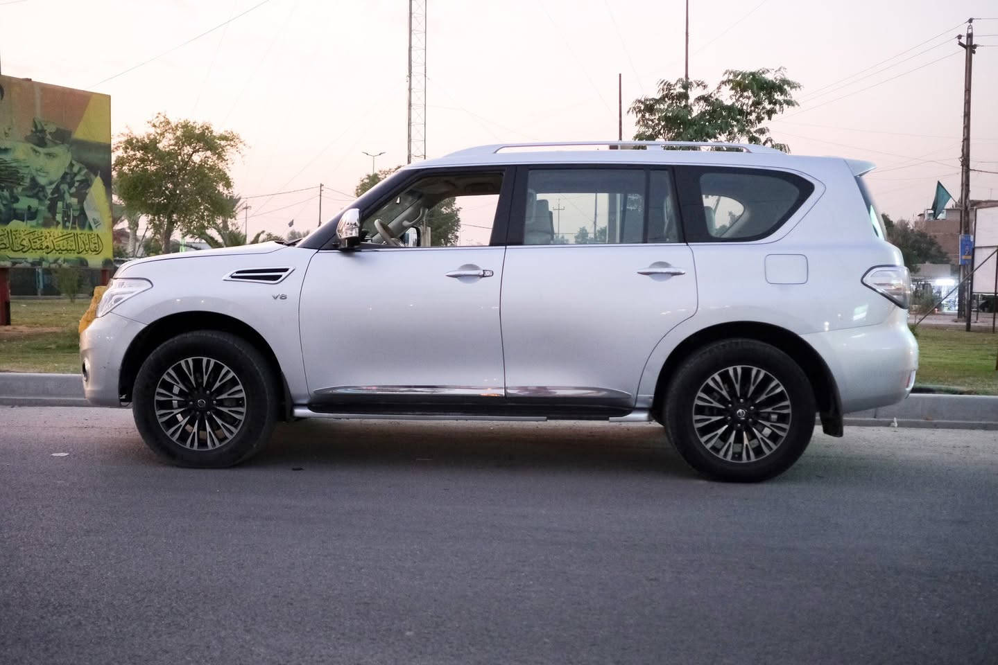 نيسان باترول بلاتينيوم اعله فئه فول 1/1 
 -موديل 2010 وارد خليجي كفاله عامه
 ستايدل بلاتين يوم. VIP
رقم بغداد بأسمي .ماشية ١٥٩ km 
•ناقل الحركة
-محرك 8 سلندر المرغوب بناقل حركة 7 نمر-5600
-المواصفات- 
• نظامABS
• مساعد الفرامل barke assist
• نظام المحافظه على المسارVSC
• نظام توزيع قوه الفراملEBD
• نظام مساعده التسلق
• نظام مانع انحدار
• حساسات اماميه 
• حساسات خلفيه 
•رادار امامي
. كامرة 360 درجة 
•ثلاث شاشات 
•شاشة كبيرة لمس 
• حساسات الاطارات
• نظام مانع الانزلاقTCS
• نظام نقطعه عمياءblind spot 
•ثلاث وضعيات قيادة  ثلجي-صحراوي-وحل-جبلي 
• مثبت السرعه 
• قفل مركزي للابواب
• عجله القياده و مقاعد من الجلد 
• فتحه سقف
• دخول بواسطه مفتاح ذكي(بصمه)
• شاشات بظهر المقاعد الاماميه 
• كشنات كهربائية
•كشنات تدفأة تبريد
• مرايا الجانبيه كهربائية 
•اشاير با المري 
•تحكم وضعيات الستيرن كهربائي
• ثلاجه 
• تحكمات استيرن فول 
• اور اوكس / يو اس بي 
داخل صاج ملكي 
تبريد ثلاث قطع
جنطة كهرباء 
وهواي بعد بيه مواصفات بالعافيه على الياخذه
السعر( ١٨٠$) 
مكان السيارة بغداد الحارثيه
للاستفسار ***********
