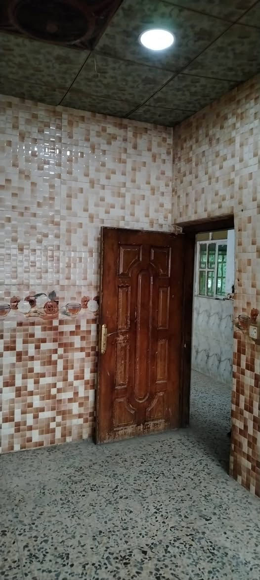 دار للبيع قرب العلوية شريفة بنت الحسن ع
زراعي ١٢٠ متر طابقين ، غرفتين هول إستقبال مطبخ 
السعر ٣٥ مليون و بي مجال 
*********** مكتب دلالية الشمس
