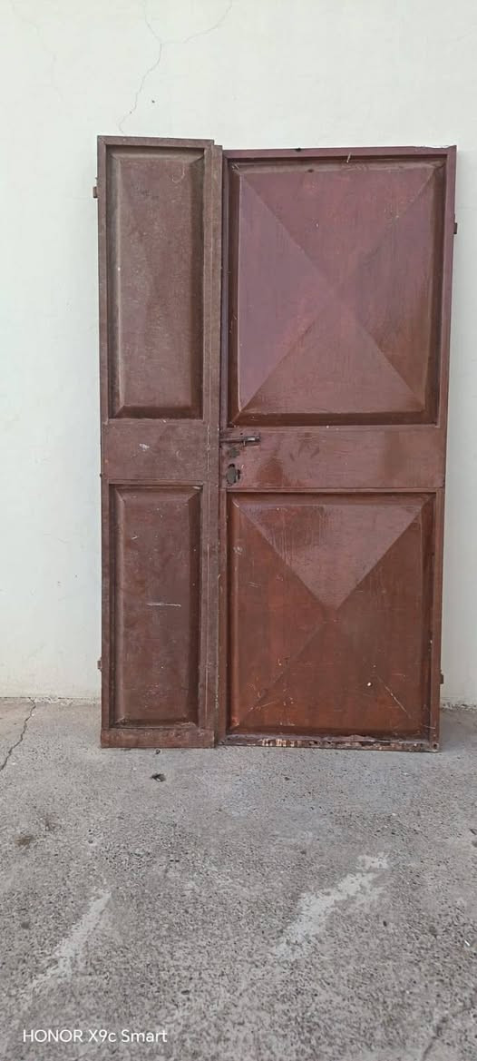 مكلف بلنشر
باب حوش يرهم سلايت
 طول 325cm    
 عرض 250cm
سعرو 150 وبي مجال
------------------------------------------
باب صفاگه وربع بدون ملبن 
طول 185cm  
عرض 105cm
سعرو 35 وبي مجال
اتصل ***********
