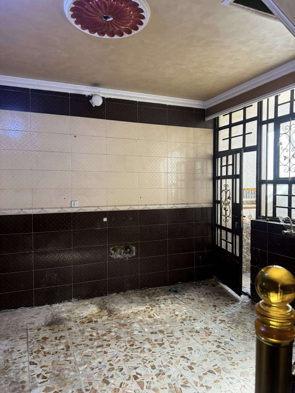 للإيجار مشتمل مساحة أكثر من ٥٠ م بناء حديث يحتوي على
ط١ / أستقبال + حولي مطبخ + صحيات 

ط٢ / غرفتين نوم + بيتونة 

العنوان / الشعب مقابل سوق ال ٤٠٠٠ الاف المنطقة الزراعية

للاستفسار الاتصال / *********** مكتب الكرار للعقار
