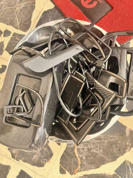 السلام عليكم شباب عندي كاعيات اوباما نظافتهن 90 ‎% و تغليف داخل كاربون ڤايبر كامل مكمل من الالف للياء داخل كامل مضمومات و ناسيهن للامانة والاهل سووا حملة بالبيت و طلعوهن 
المهم اني ماخذ التغليف ب400 جديد و استخدمتة اقل اسبوع و شلتة يعني اخو الجديد والكاعيات اخذتهن بوكتة ب95 كذلك مستخدم شكم يوم و شلتة
رايدهن اثنينهم ب250 قفل 
 واتس ***********
