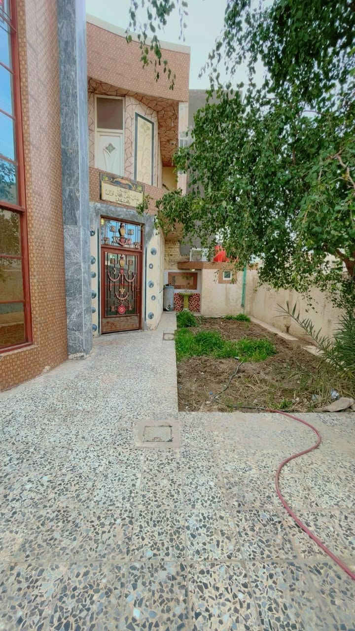 ♕بسم الله الرحمن الرحيم اللهم صلِّ على محمد وآل محمد ♕

🏠  : منزل للبيع 

🌐  :  الموقع حي الحكم  

🍦  :  خلف مرطبات فستقه 

📐  :  المساحة  270  متر  ركن 

🏠  :  منزل طابقين  

//////////    تفاصيل اكثر      ///////////
ـــــــــــــــــــــــــــــــــــــــــــــــــــــــــــــــــــــــــــــــــــــــ
الطابق الاول 

غرف نوم عدد 2  +  صاله  +  مطبخ حار وبارد  +  براني  +

طارمه  +  حمامات داخليه وخارجيه 
ـــــــــــــــــــــــــــــــــــــــــ
الطابق الثاني 

غرفة نوم كبير   +  صاله  +  حمامات  
ـــــــــــــــــــــــــــــــــــــــــــــــــــــــــــــــــــــــــــــــــــ

💵  :  سعر جداً مناسب  

📲  :  الاستفسار اكثر الاتصال على الرقم  

📞  :  ‏‪0788 251 8491‬‏   واتساب 

✨  لــن تـکون وحـيداً ابـداً مع  الــ مهيمن  للعـقار   ✨
