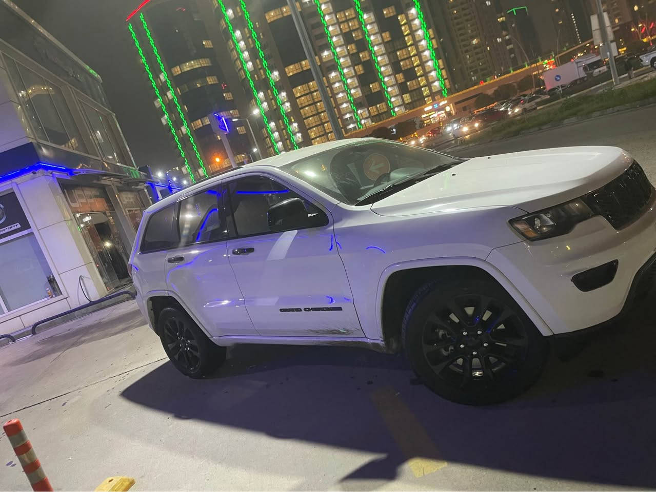 سلام عليكم 
Jeep laredo 2021 
ماشيه ٩٩ الف كيلو متر 
الكير والمحرك والصدر والكهربائيات والتحويل كله بشرط 
بيه ٦ قطع اني ابيعلك حزام 
مواصفات الاريدو معروفه 
تحكم ستيرن 
كروز سرعه 
جنطه كهرباء 
شاشة جبيره 
تشغيل عن بعد 
السياره دبل بصمه 
رقم اربيل ومكانه اربيل 
السعر ٢٠٥ وبيه مجال بسيط
***********
*1C4RJEAG5MC860882* رقم الشاصي أربيل, العراق
