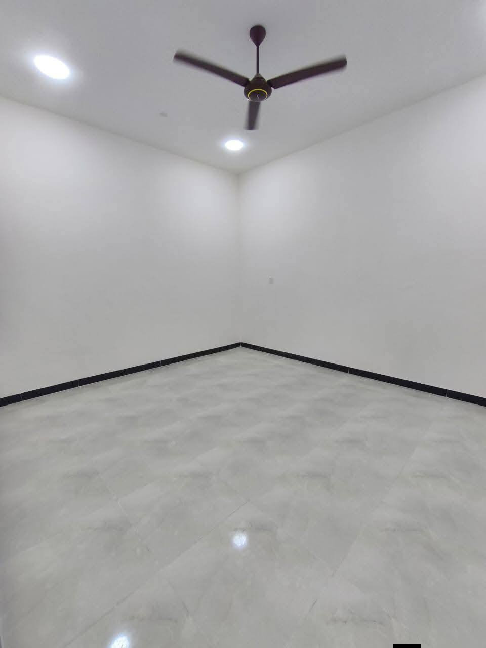 اسعد الله اوقاتكم بكل خير 🔷 
احبتي الكرام 
عن توفر دار سكن البيع المساحه 225متر 👌🏼
طابو زراعي عراقي وكاله ونسخه من الطابو ◼️ 
البيت جديد وفارق وجاهز السكن طبعن ما شاء الله البيت تحفه فنيه🛑
البيت يحتوي علا 
2قرف منام 
وصاله
وديوان 
ومطبخ
وصحيات داخلي وخارجي 🛑 
وكراج سياره 🔷
عنون البيت البصره ابو الخصيب شارع طريق الصحرا
وسعر هذه البيت 125اوبي مجال بسيط🔷🔷
باقي الستفسار علا الرقم 
***********
***********
