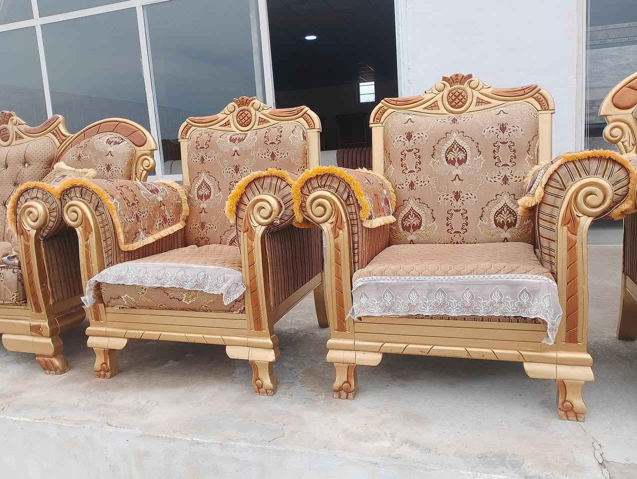 معرض الأمير للاثاث المنزلي طخم ملكي 10 نفرات 6 قطع مستعمل نظيف ومرتب بسعر مناسب متوفر بالقصد وبالنقد للاستفسار اكثر الاتصال على الأرقام 
الموقع بالقرب من مفرق الشورة الشارع العام
***********📞
***********📞
***********📞
