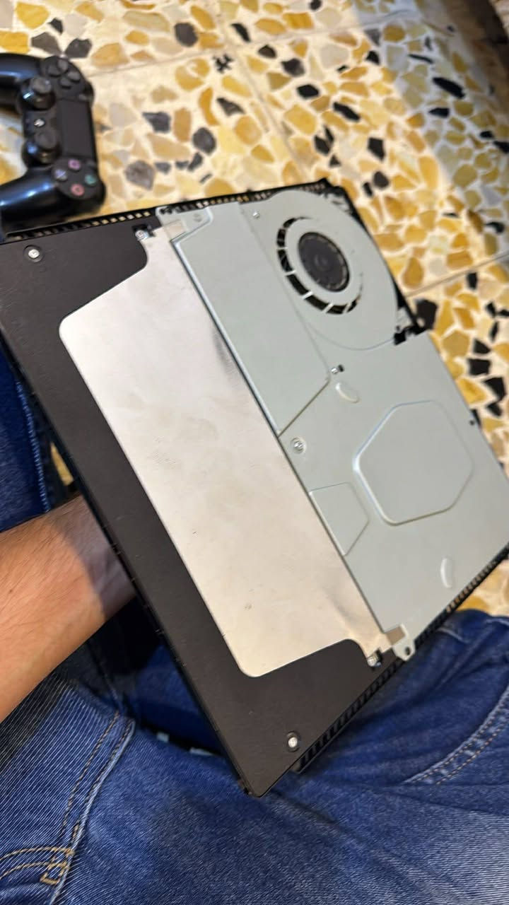 PS4 SLEM 💯 🎮 ❄️ ///بلي 4 سلم💯🎮❄️
مهكر نضام(12)🔥💯❄️
لوك استيكر شرط+نضافه💯💯كماا موضح بل صوره
ملحقات كامل + 2 عدد يدات تجاري🎮🌎 +هارد مساحه500 الجهاز.❄️❄️
السعر 290 وغير قابل للتفاوض💯💯
////////////////
عرض خاص❄️💯🔥/// هارد خارجي نص تيراا يعني (500 مساحه) بي العاب PS4 ❄️💯🔥❄️/// السعر راح يكون  25.


**إذا كنت صاحب هذا الإعلان وتريد حذفه لأي سبب، رجاءا أرسل رسالة إلى الدعم الفني**