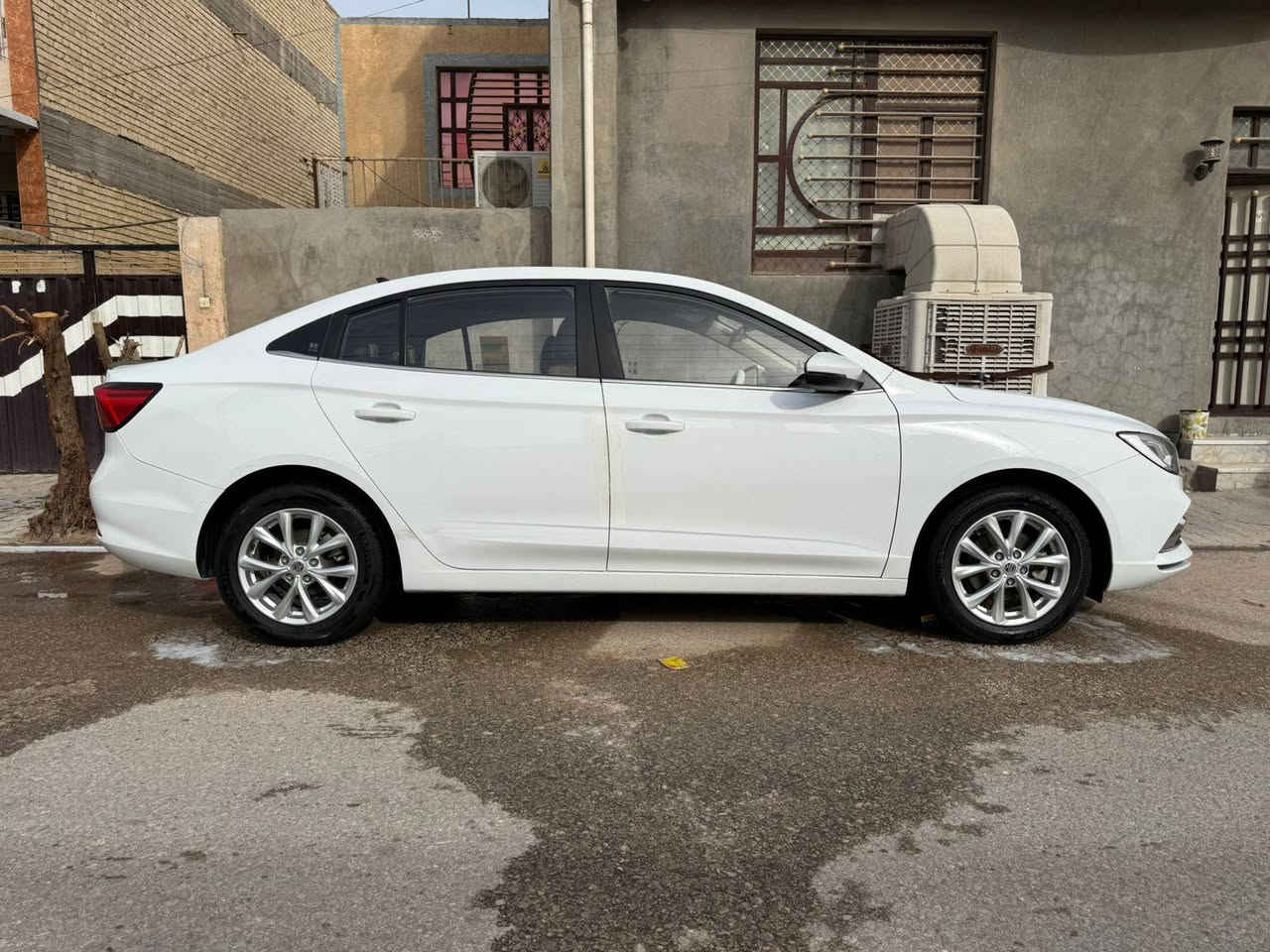 MG 5  ( ام جي )للبيع فقط 
لون ابيض رقم اربيل موديل 2023 ماشيه 73 الف وقابل للزياده محرك 1500 تنفس طبيعي مواصفات السياره / تحكمات ستيرن جهتين  اشاير بالمري قفل مركزي كير اوتماتيك + عادي حساسات اطار شاشة النوع الكبير كار بلي كامره خلفيه + حساسات خلفيه السياره بصمه تشغيل ويل كب تختم تاير جديد ستوني مبدله والاضافة مسوي تغليف جلد كشنات + ارضيه + جنطه يعني السياره متعوب عليه وابد متعبك ولا تخسر عليه شي السياره بيه صبغ فوك يدة الباب وقليل الباب الخلفي كما موضح بالصور والباقي مكفوله من بدي ومحرك وكير ودفتر السونار وياهه موجود السعر 98 وبيه مجال للشراي مكان السياره نجف / كوفه للاستفسار *********** النجف, العراق
