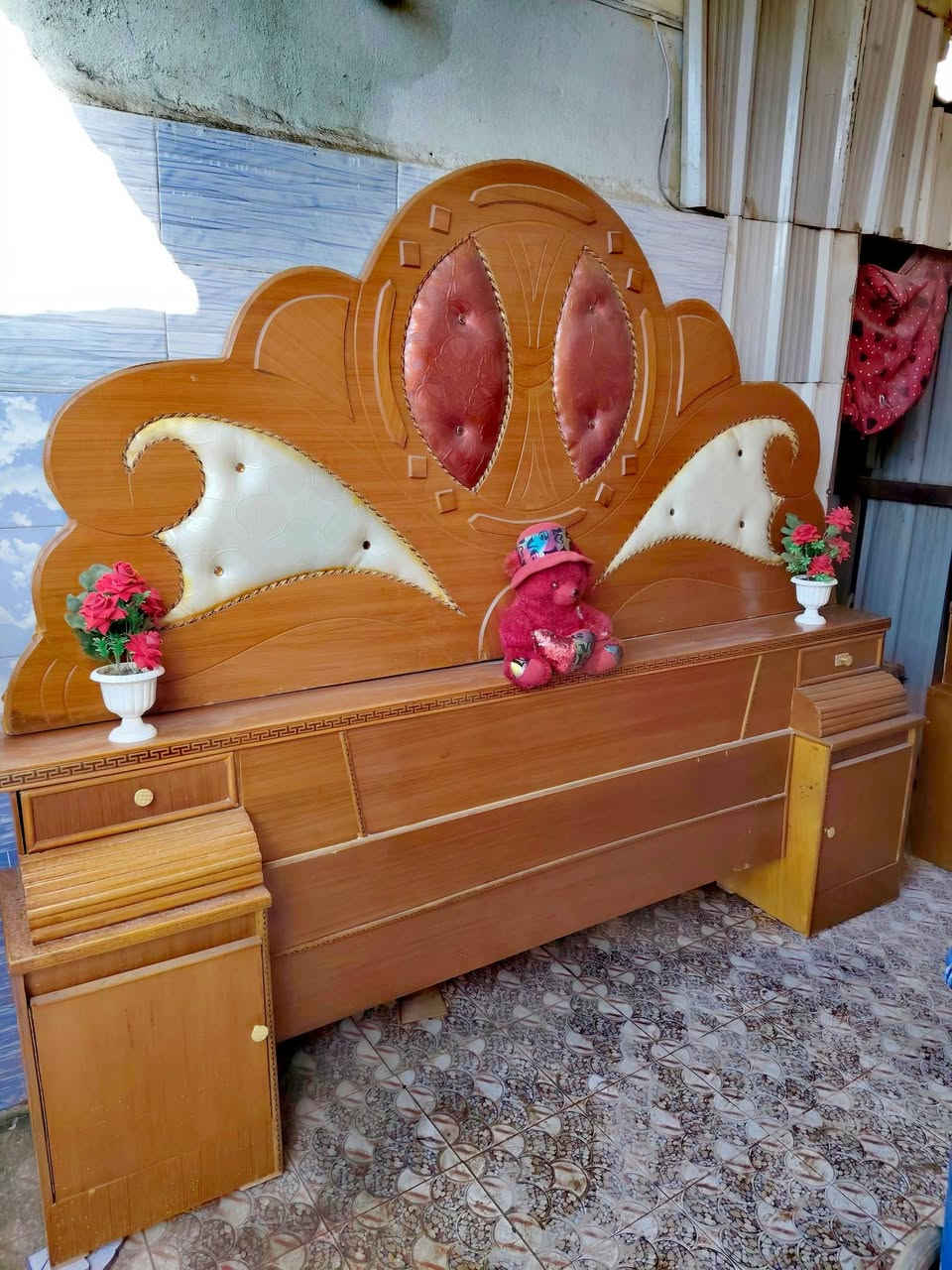 غرفة اخشاب صاج شغل وسط ام الخمسه غرفه ضخمه فول نضافة دوشمه وترتيب زاويه كنتوريه ملحق للبيع الديوانيه اتصال ***********
