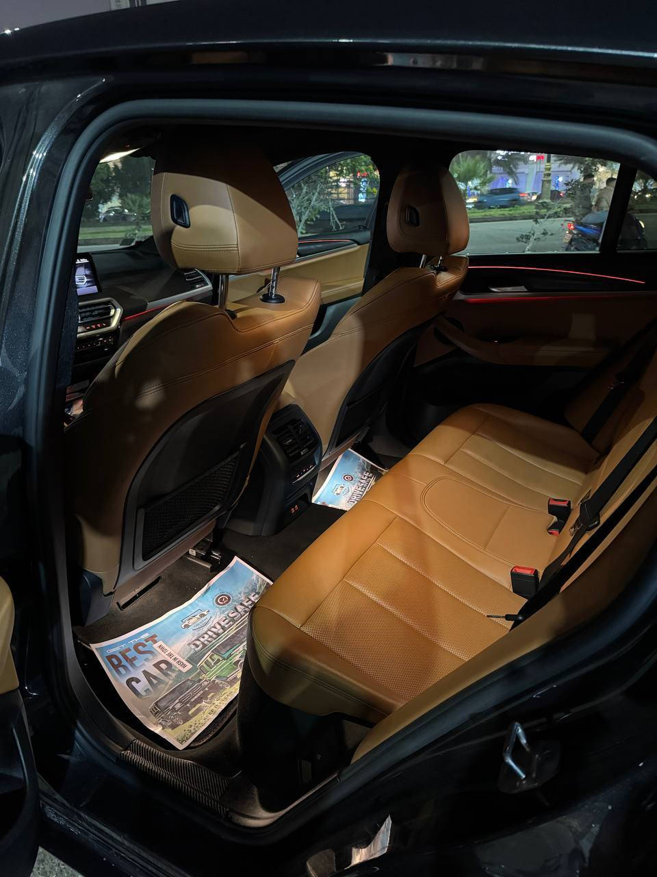 سلام عليكم شباب الي يحب الرياضة والفخامة بنفس الوكت 🫡🔥

 للبيع فقط...

 BMW X4 2022 XDRIVE 30i 🔥🔥

المواصفات 

كت M كامل بلادي 
داخل قرمزي 
بانوراما 
كراسي كهرباء + خزن
تدفئة كراسي + ستيرن
صندوق كهرباء شفط + حركة قدم
دخول ذكي
اكس درايف
كاميرات 360 درجة
نظام ايماءات 
لايتات ادابتف
رادارات امامي + خلفي + جانبي
انارة ترحيب
تحذير فتح الابواب 
كار بلي + اندرويد اوتو
انارة داخلية 8 الوان 
تشغيل عند بعد 

حادث ضربه خفيفه فقط بلدعامية ومصبوغة الدعامية فقط وكلشي فيها سليم الباقي كير ومحرك و ايرباك

السيارة بأسمي الشخصي 

رقم صاحب السيارة اتصال او واتس اب
 ***********
