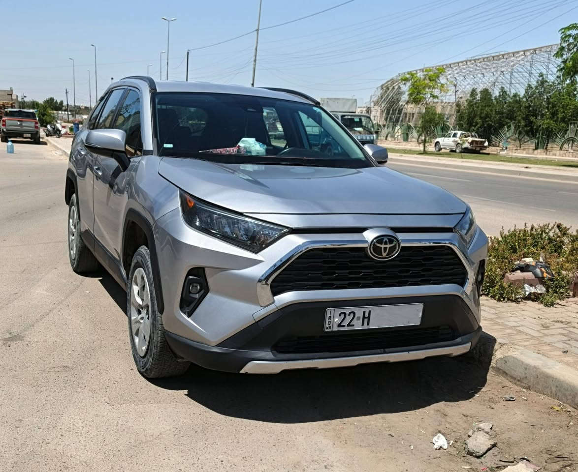 السلام عليكم
TOYOTA RAV4 LE 2022 للبيع
وارد امريكي حادث جانبي خفيف متعدل عالبارد بدون تبديل مكان الحادث متحدد بدائرة حمرة
سيارة فول اقتصادية تمشي عالبانزين العادي مثل الورد لا دوانز ولا صوت

المواصفات
محرك 4 سلندر سعة 2.5 لتر ( 2500) 
قوة 203 حصان
دفع رباعي
صرفية تقريبًا 30 MPG (اقتصادية) تشتغل عالبانزين العادي بسلاسة بدون دوانز وبدون صوت
 تحديد مسار
مثبت سرعة
رادار امامي مانع تصادم
رادارات جانبية وتحديد نقكة العمياء
مانع انزلاق
تحكم ستيرن
شاشة 7 إنج
Apple CarPlay + Android Auto
بلوتوث
6 سماعات
مقاعد قماش
تبريد ثلج

ماشية 69 الف (كيلو) قابلة للزيادة
السعر 210 $ بيها مجال بسيط
مكاني بغداد حي الجهاد
المهتم يراسلني خاص على تفاصيل اكثر


**إذا كنت صاحب هذا الإعلان وتريد حذفه لأي سبب، رجاءا أرسل رسالة إلى الدعم الفني**