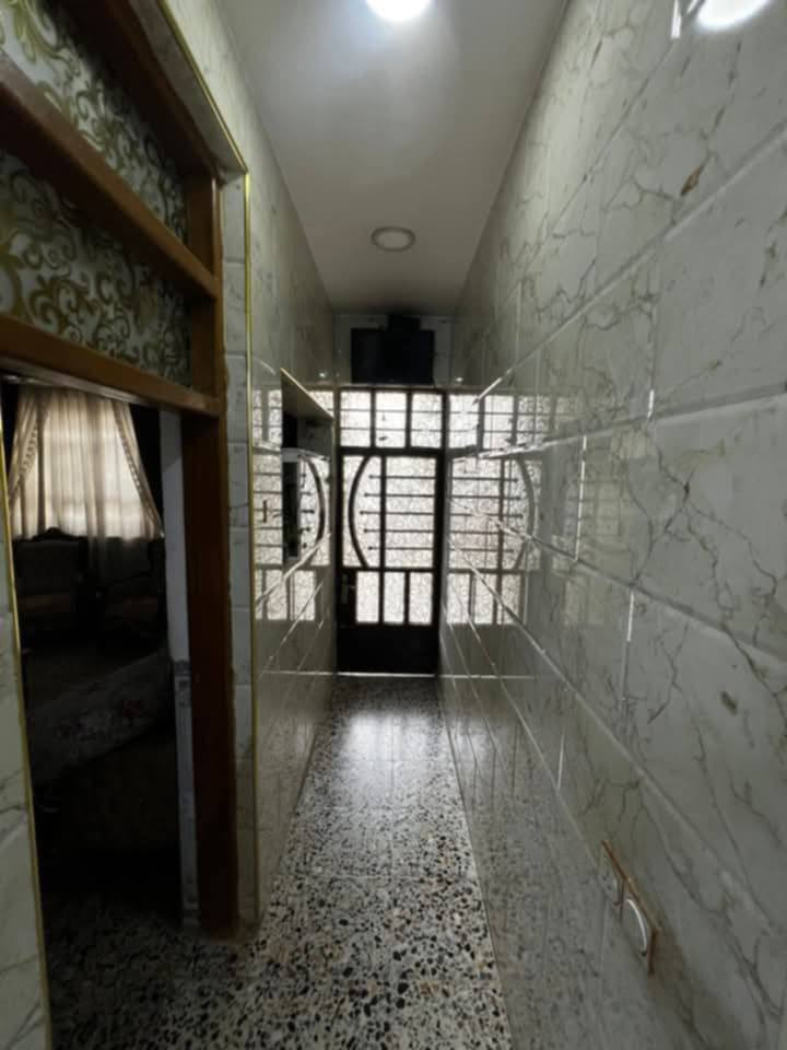 السلام عليكم 
دار للبيع في قضاء الحسينية بالقرب من السوق الكبير خلف مرطبات العذراء الدار مُلك صرف مساحة الدار 120 متر نزل 20م واجها 6م طابقين 
بناء حديث مؤسس من 3 خطوط ماء و 3خطوط كهرباء والبناء رفت و كاشي وسيراميك درجة اولى والدرج صب مغلف مرمر وارتفاع الطابق الاول 3.20م صافي والثاني 3م
مساحة الكراج 6*5 يحتوي على حديقه صغيره 
الطابق الاول:
 مدخلين للاسقبال والصاله
مكون من استقبال مسحاتها 4.30*4.20 م 
صاله للجلوس مع مطبخ بارد
غرفه مساحتها 4.25*4.25
وحمام داخلي + تواليت خارجي 
و مطبخ حار 
الطابق الثاني:
غرفة مساحة 6*4.20
وغرفه ثانية مساحة 4.25*4.25
وحمام 
طابق الثالث:
مخزن 
وسطح امامي وخلفي شتايكر 
للاستفسار الاتصال على الرقم *********** او واتساب
