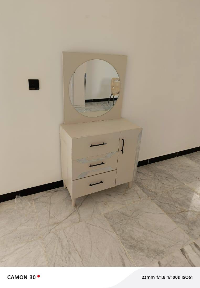 غرفة تركية موديل حديث فقط تم شدها تكون خمسة قطع  السعر 550 ألف دينار عراقي وبي مجال بسيط  إلي يحب يتواصل خاص أو على هذا الرقم : ***********
