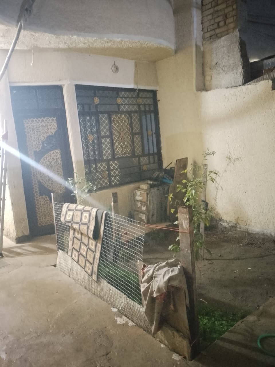 اسلام عليكم بيت للبيع مساحه 140في منطقه الرئاسه شارع جامع الامام علي رقم الهاتف *********** سعر خاص
