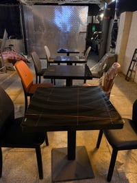 ميز طعام • ٢ كرسي • نظيف