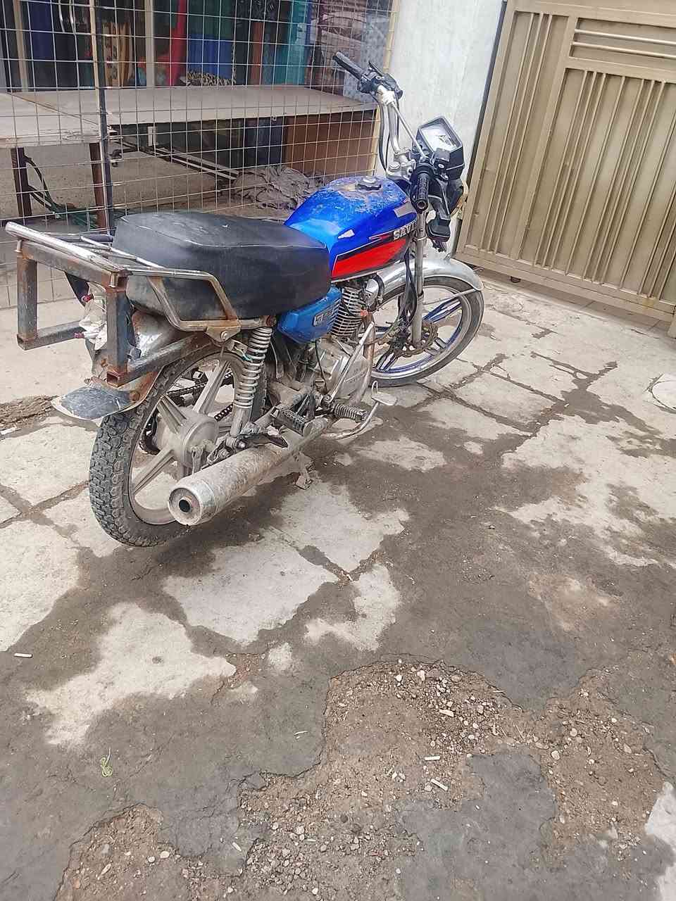 السلام عليكم ايراني ٥ كير موديل واحد وعشرين شغالة وبيهة نواقص مكاني بغداد حي الجامعة *********** بس واتساب السعر250
