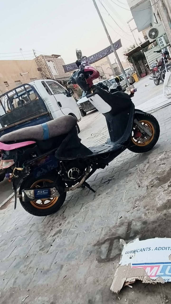 سلام عليكم مكلف بنشر دراجه فراشه للبيع مكان نجف جديده الرابعه السعر 200 وبيها مجال تفاصيل اكثر يم زيد عدنان  
رقم راعيها ***********
