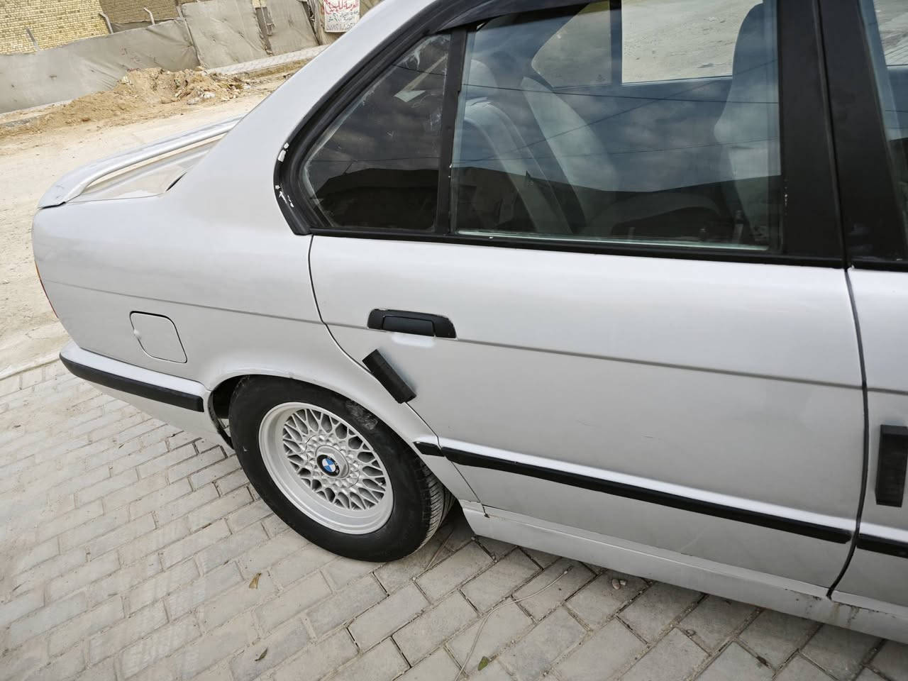 السلام عليكم بي ام 525مسكر فانوس لون رصاصي غير محدد بچم عريض موديل 92 ارباك ،,سلايت طگتين جام اربعه كهرباء سنتر لوك بس باب السايق ماينقفل ع السنتر مبدل اليده كهربائيات كلها شغاله الدبه مال الماي جانت نقص ماطور جبته الماطور بس ماشديتها موجود يمي
صدر وحداديه وباتري كلهن زينات عالي زنون رقم انكليزي مشروع وطني  بغداد باسمي صبغ جماليه معجون بالبنيد بدون دواخل مكينه وكير مكفولات عنواني ديوانية حي الجامعة ***********
السعر 63
