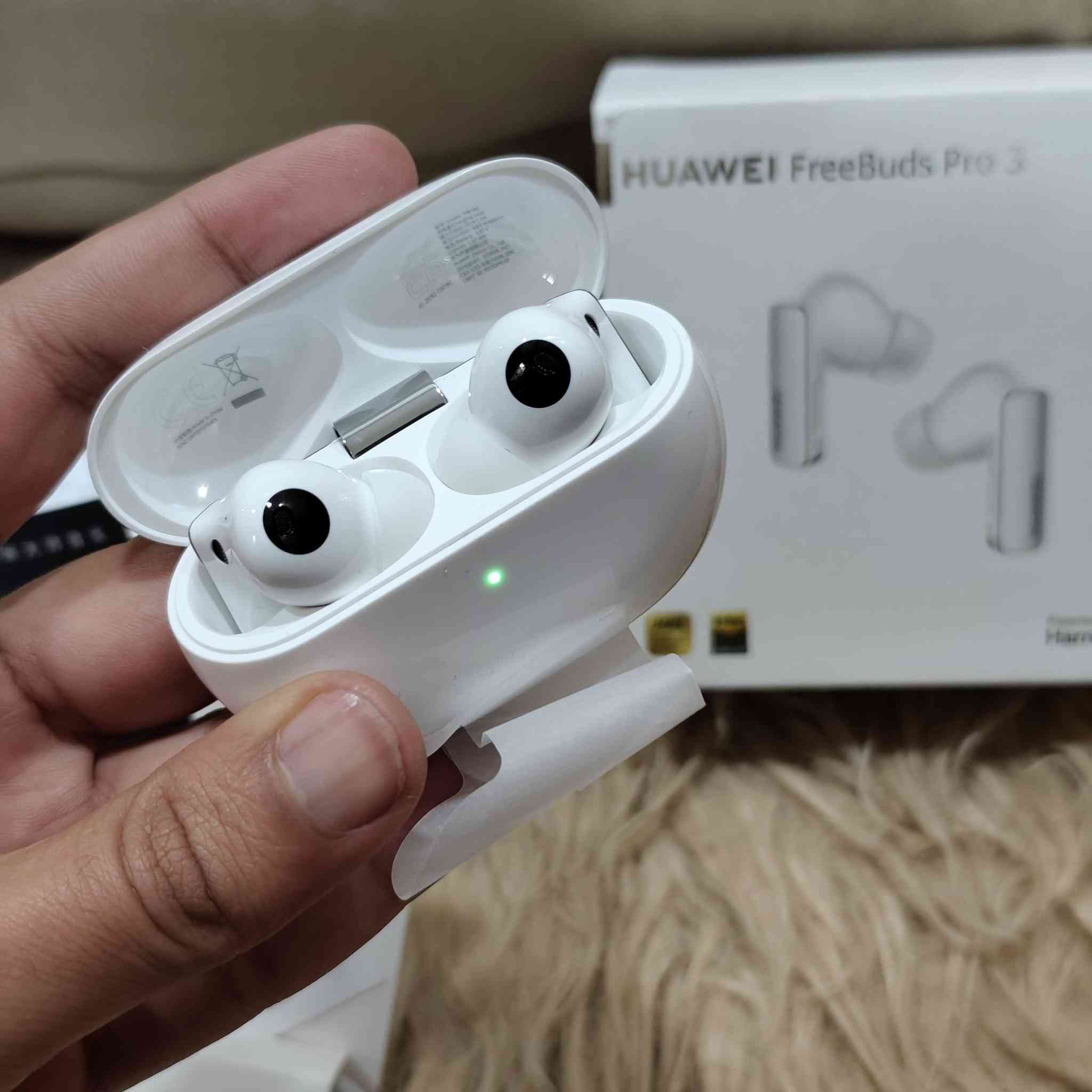 HUAWEI FreeBuds Pro 3
جديدة لوك غير مستعملة و اصلية 
(الصور خاصة بالسماعة نفسها)
【محرك مزدوج فائق السمع】تم ضبط سماعات فري بودز برو 3 من هواوي بدقة حتى آخر التفاصيل لضمان تجربة استماع ممتازة، وذلك بفضل إعدادات المحرك المزدوج فائق السمع، معززة بمصفوفة هالباخ باستجابة عابرة عالية، ومكبر صوت باس جهوري فائق 11 ملم من المؤكد أنه سيثير إعجابك. وبفضل تقنية التقاطع الرقمي، يمكن أن يرتفع الصوت إلى 48 كيلوهرتز أو ينخفض على طول الطريق إلى 14 هرتز دون أن يفوتك أي إيقاع.
【صوت نقي 2.0】لا ينبغي أن يكون أي اتصال قريب على الإطلاق — لهذا السبب يوجد صوت نقي 2.0 للحفاظ على الضوضاء العالية والحشود الصاخبة بعيدًا عندما تكون على الهاتف مع أحبائك. استمتع بالتقاط صوت أفضل 2.5 مرة أثناء المكالمات الصوتية والفيديو، بفضل مستشعر التقاط الصوت بالتوصيل العظمي (VPU) المعاد تصميمه والذي يبقى ثابتًا بالقرب من أذنيك - ولا تفقد صوتك أبدًا مما يمنح صوتًا لأفكارك.
【خاصية إلغاء الضوضاء النشطة الذكية 3.0 ANC】تعمل خوارزمية إلغاء الضوضاء المتكيفة بتقنية الذكاء الاصطناعي المحدثة لخاصية إلغاء الضوضاء النشطة الذكية 3.0 جنبًا إلى جنب مع نظام إلغاء الضوضاء الهجين ثلاثي الميكروفون، لتحديد وحساب الضوضاء داخل الأذن وخارجها بدقة في الوقت الفعلي، وبالتالي تخصيص تأثيرات إلغاء الضوضاء وفقًا للظروف في الوقت الفعلي.
【معادل ثلاثي التكيف】ما عليك سوى الاستماع كما يحلو لك، وستبدأ خوارزمية معادل الصوت التكيفية الثلاثية للحفاظ على كل نغمة ولحن وضبط حقيقي. تكتشف الخوارزمية مستوى الصوت وشكل قناة الأذن وحالة الارتداء في الوقت الفعلي، وتطبق مستوى الصوت الأمثل وإعدادات معادل الصوت، بحيث تكون الموسيقى المفضلة لديك دائمًا جاهزة للتشغيل!
【معتمدة من HWA والصوت عالي الجودة لاسلكي】تدعم سماعات هواوي فري بادز برو 3 برامج الترميز L2HC 2.0 وتقنية الصوت اللاسلكية LDAC، وهي معتمدة من قبل كل من HWA والصوت عالي الجودة لاسلكي لتقديم صوت عالي الدقة مليء بالنغمات والنصوص، مما يسمح لمعدل نقل الصوت بالوصول إلى 990 كيلوبت في الثانية.

متوفر توصيل لكل العراق 🇮🇶


**إذا كنت صاحب هذا الإعلان وتريد حذفه لأي سبب، رجاءا أرسل رسالة إلى الدعم الفني**
