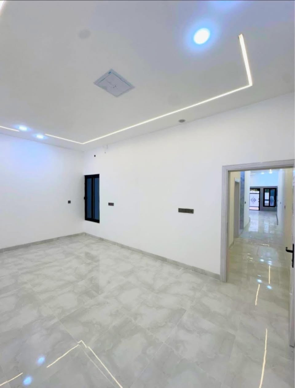 دار للبيع مساحه 156م طابقين صفر زيرو 
الموقع حي الواسطي خلف السجناء السياسين 
يحتوي على خمس غرف نوم

واستقبال وصحيات عدد 2 
للاستفسار. والمعلومات الاتصال على الأرقام التاليه 
*********** او *********** 
او مراجعه مكتب احمد الجبوري للعقارات والمقاولات 
العنوان حي الواسطي شارع الغذائيه مقابل مذخر ألماسه
