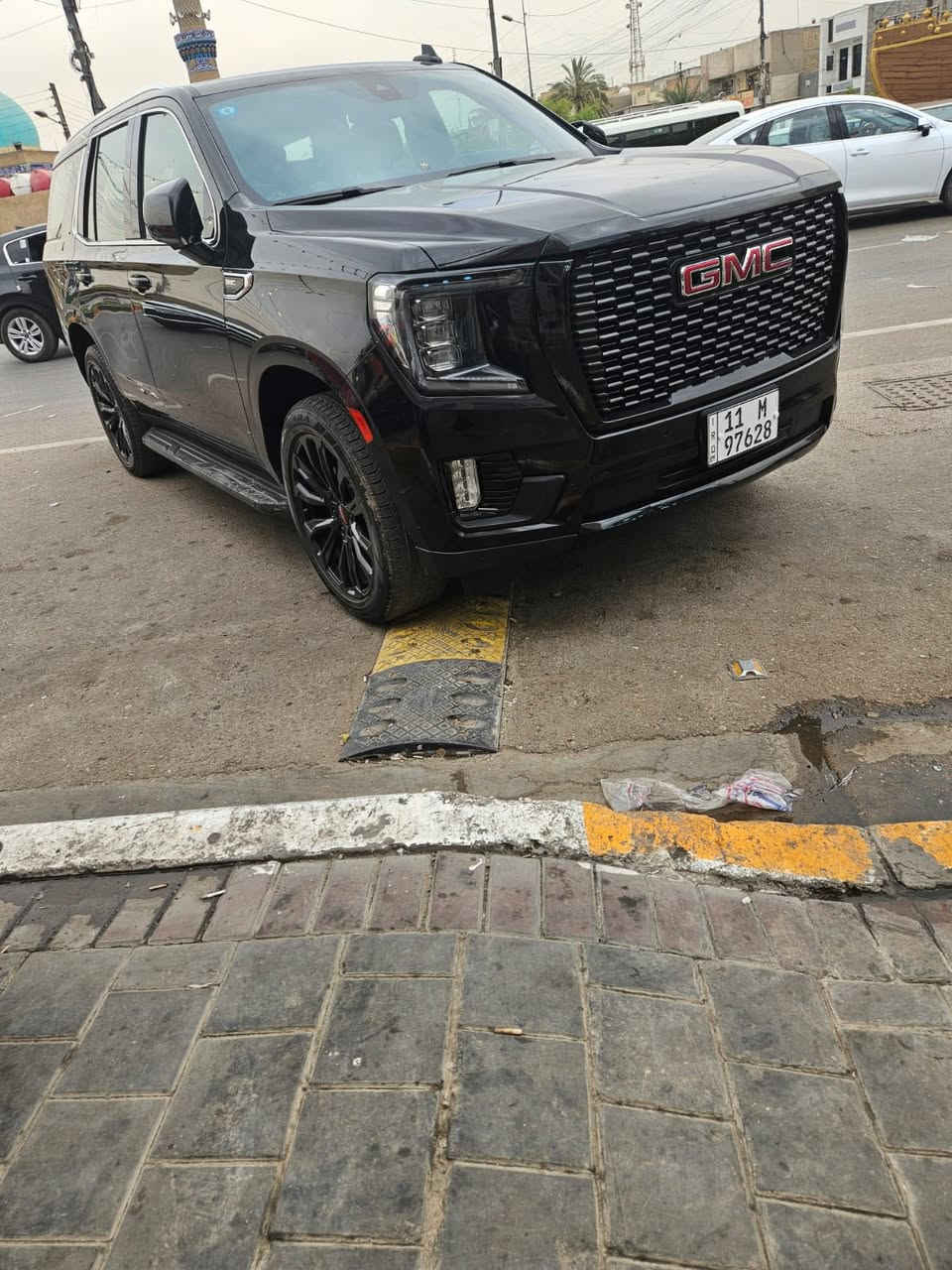 المحرك والأداء
GMC Yukon 2021 خليجي 

 محدث  دينالي 

حادث فقط شبر بارد بالجاملغ الخلفي 
السعر 44.500$

* محرك 5.3 لتر V8 بقوة 355 حصان وعزم 383 رطل-قدم (الفئات الأساسية).  

* محرك 6.2 لتر V8 في فئة Denali بقوة 420 حصان وعزم 460 رطل-قدم.  

* خيار ديزل 3.0 لتر Duramax تيربو متوفر في بعض الفئات.  

* ناقل حركة أوتوماتيك 10 سرعات لجميع المحركات.  

* دفع خلفي أو رباعي حسب الفئة.  

الأبعاد

* الطول: حوالي 210 إنش (5.33 متر).  

* العرض: حوالي 80–81 إنش.  

* عدد المقاعد: 8–9 ركاب حسب الترتيب الداخلي.  

السحب واستهلاك الوقود

* قدرة السحب تصل إلى 7,700 رطل (حوالي 3,490 كغ).  

* استهلاك البنزين لمحرك 5.3 تقريبًا:

    * داخل المدينة: 16 ميل/غالون

    * طريق سريع: 20 ميل/غالون  

التقنيات والمقصورة

* شاشة معلومات وترفيه حتى 10.2 إنش

* شاشة عدادات رقمية

* كاميرات متعددة ورؤية محيطية

* دعم  Apple CarPlay￼ و Android Auto￼

* تعليق هوائي اختياري لتحسين الراحة والارتفاع.

 باقي التفاصيل 

عنوان بغداد

رقم الهاتف 

+964 770 627 8189
