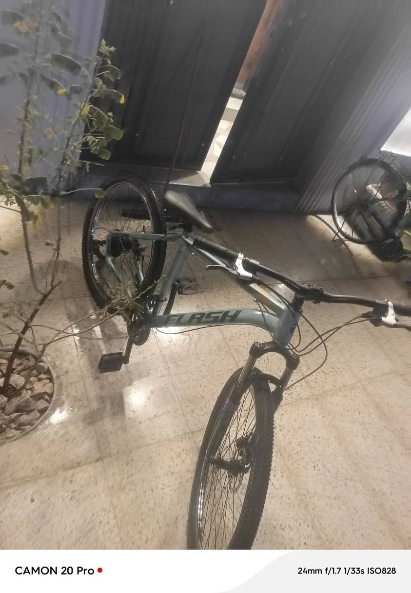 السلام عليكم بايسكل FLASH ماركه معروفه وغنيه عن التعريف الفريم الأمنيوم وزن 8.5 حجم 27.5 دبل امامي خفيف كلش كير شيمانو اصلي الامامي 3 نمر والخلفي 7 نمر شغالات بريك امامي خلفي شغال البايسكل تاخذة ما تصرف علية ربع المكان بغداد الدورة المهدية الثانية السعر قفل بدون عمله 150 للاستفسار الاتصال *********** واتساب فقط
