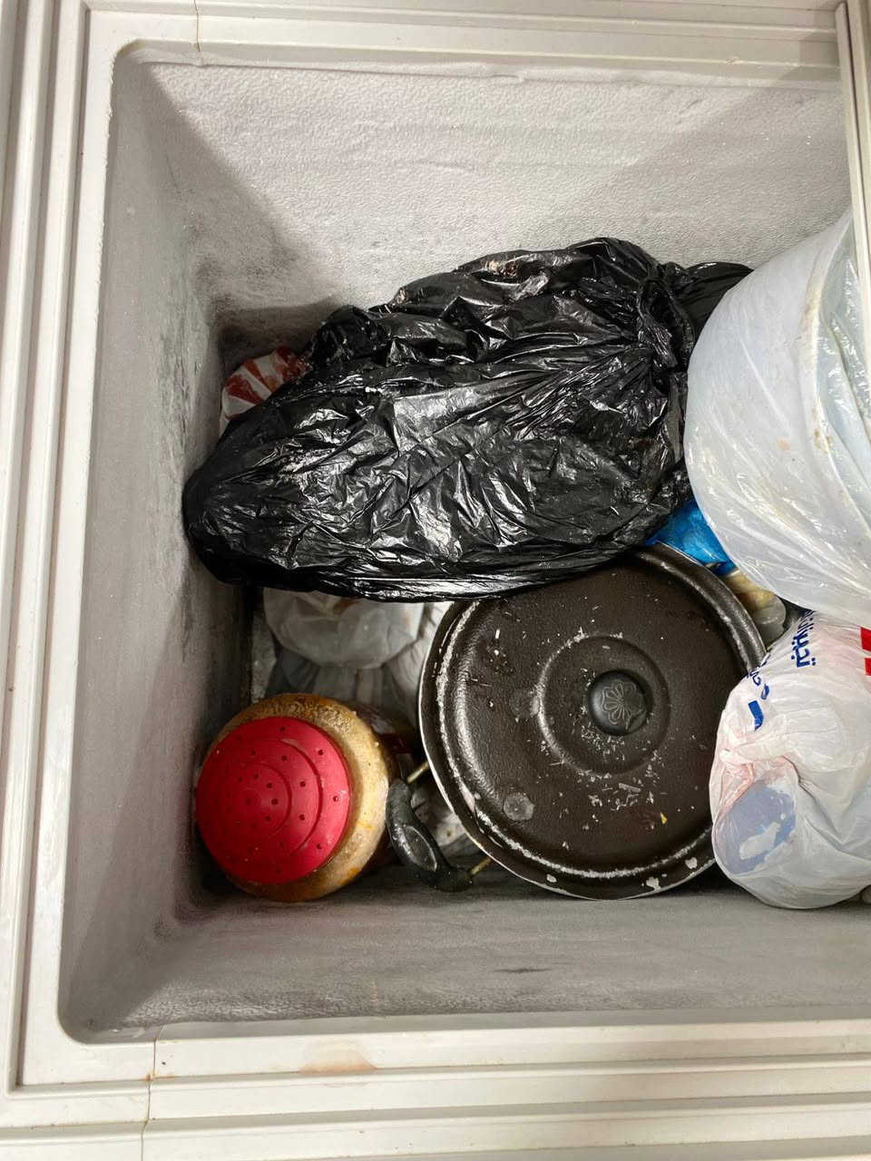 سلام عليكم عندي ثنين مجمدات للبيع نضيفات وتجميدهم كلش حلو رصاصيه 200 والبيضه 250 وبيهن مجال الرقم ***********
