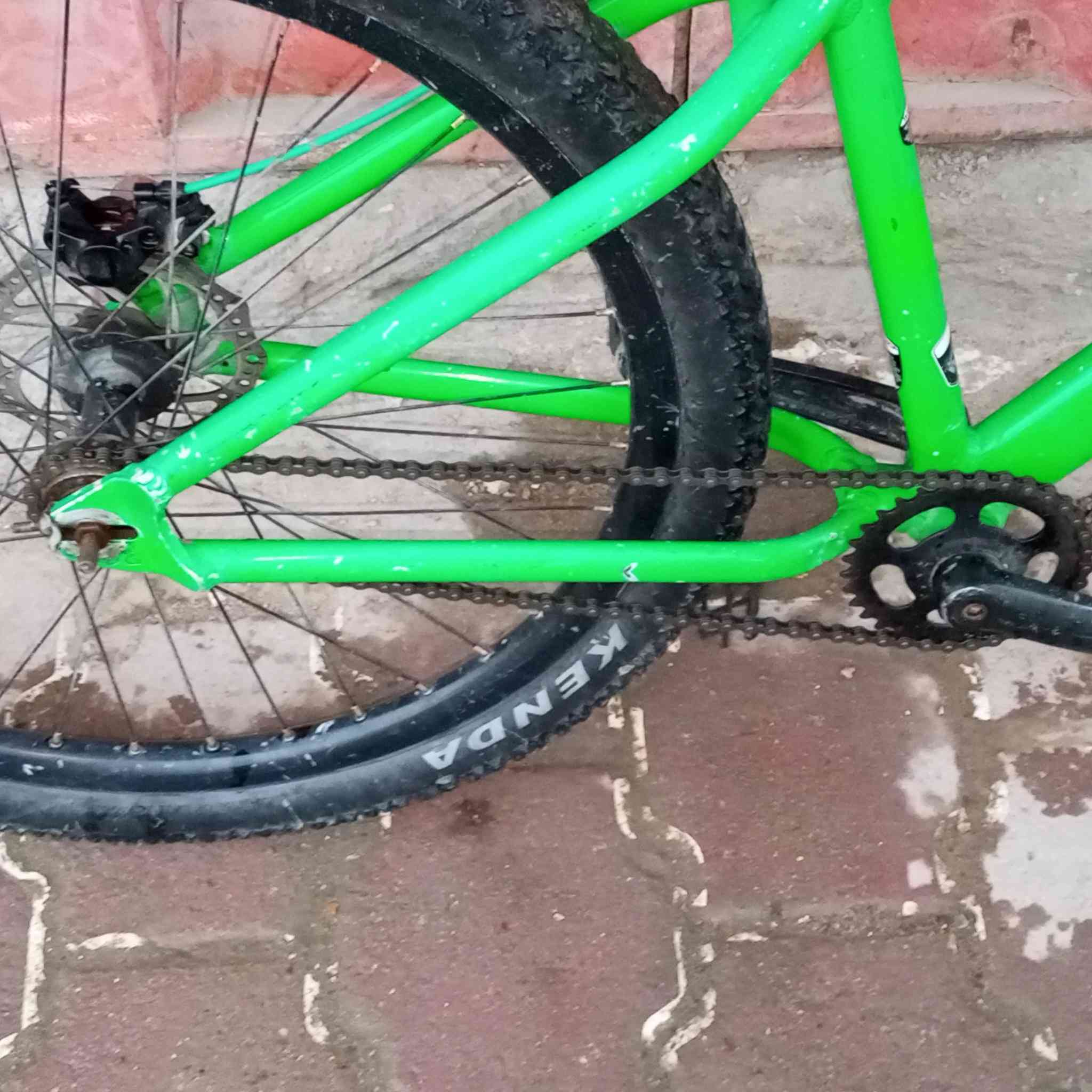 سلام عليكم ورحمه الله وبركاته 
بايسكل BMX برازيلي الون اخضر تاير جبير.  
البايسكل نضيف جدا بس الستيرن يحتاج صبغ قليلللل 
الله شاهد البايسكل يخبل بل مشي بي بريك خلفي دسك وأمامي ايضآ دسك ولاكن لا يوجد واير ويده . 
''' مراوس بدراجة شعندك نزل أو تفضل خاص .وياريت لو دراجه ستين من العبيدي 
المكان شهداء العبيدي ،


**إذا كنت صاحب هذا الإعلان وتريد حذفه لأي سبب، رجاءا أرسل رسالة إلى الدعم الفني**