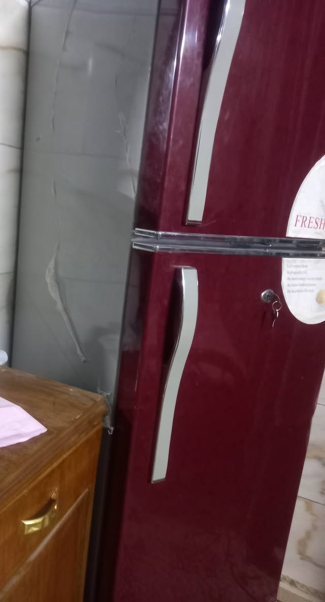 سلام عليكم ورحمة الله عندي ثلاجه للبيع طول 160سم عرض 60سم اخت جديده للإستفسار عالرقم ***********
