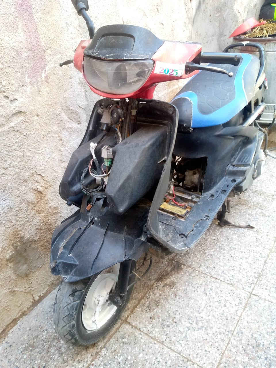 السلام عليكم دراجه للبيع فراشه فحل شغاله تجفيت مصارلي اقل الشهر من مجفتها مرات شويه تأخر بلتشغيل سعرها 200 قفل  ابيع هل موجود لان ماريد انحرج ويه  الناس ومحتاز فلوس  العنوان نجف حي العسكري مدارس ***********
