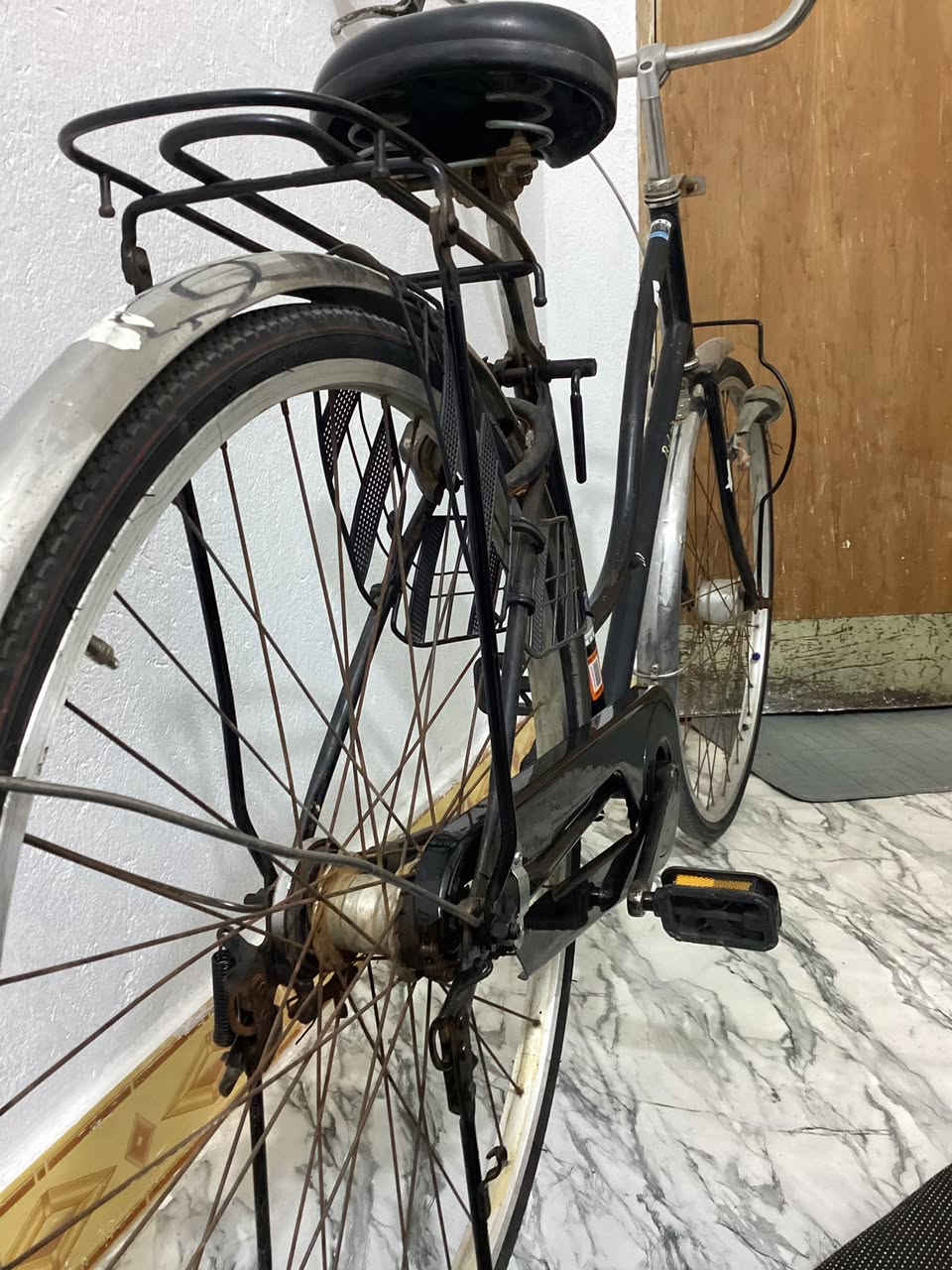 السلام عليكم بايسكل باله اصلي حجم 27 تايرات انضاف جوبات جدد البايسكل نضيف وسريع وبريكه حلو السعر 95وبي مجال مكاني بصره قبله ***********
