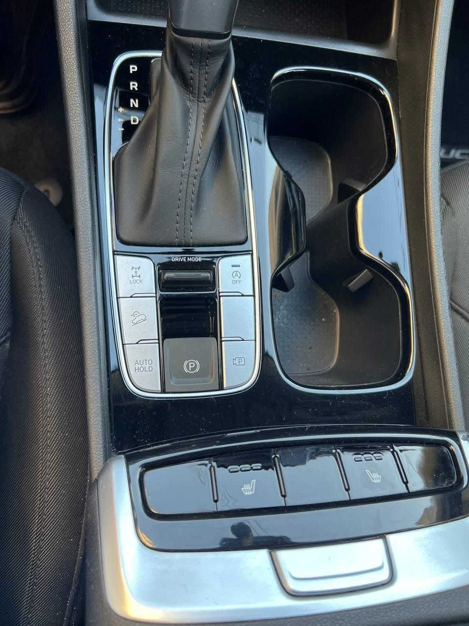 السلام عليكم توسان 2022 السياره جديدة وضع الشركه السياره جديده حيل حدثها بصيط بدون يرباك ودون دواخل بس قبق جنطه بيع  مستعجل بسعر 188 ورقه مكانها بغداد ***********
