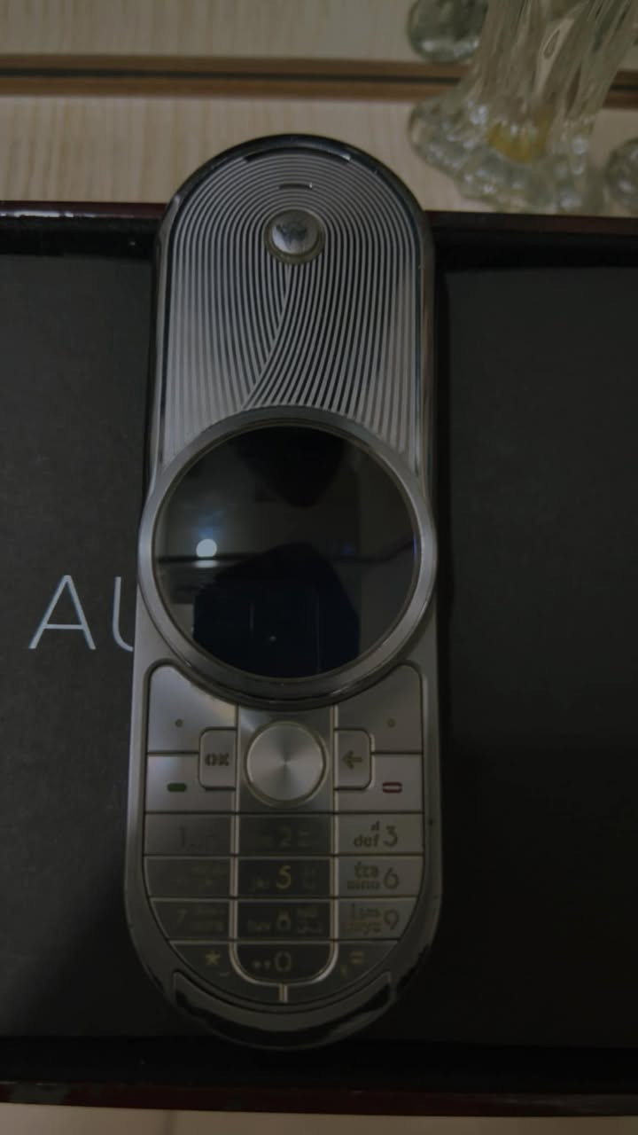 للبيع موبايل Motorola Aura الأصلي، من أندر وأفخم الموبايلات القديمة بالعالم. تصميمه المعدني الدائري المميز يخليه قطعة فخمة لهواة الأجهزة النادرة والـ Collectors.

الموبايل بحالة جيدة ويشتغل، تصميمه ميكانيكي بفتحته الدوّارة وشاشته الدائرية النادرة. هذا الموديل كان من أغلى الموبايلات بوقته وسعره كان تقريباً 2000 دولار.

مناسب للي يحبون الأجهزة الكلاسيكية أو للعرض والاقتناء.
الموقع: أربيل.
السعر مليون وربع قابل للنقاش للجادين.


**إذا كنت صاحب هذا الإعلان وتريد حذفه لأي سبب، رجاءا أرسل رسالة إلى الدعم الفني**