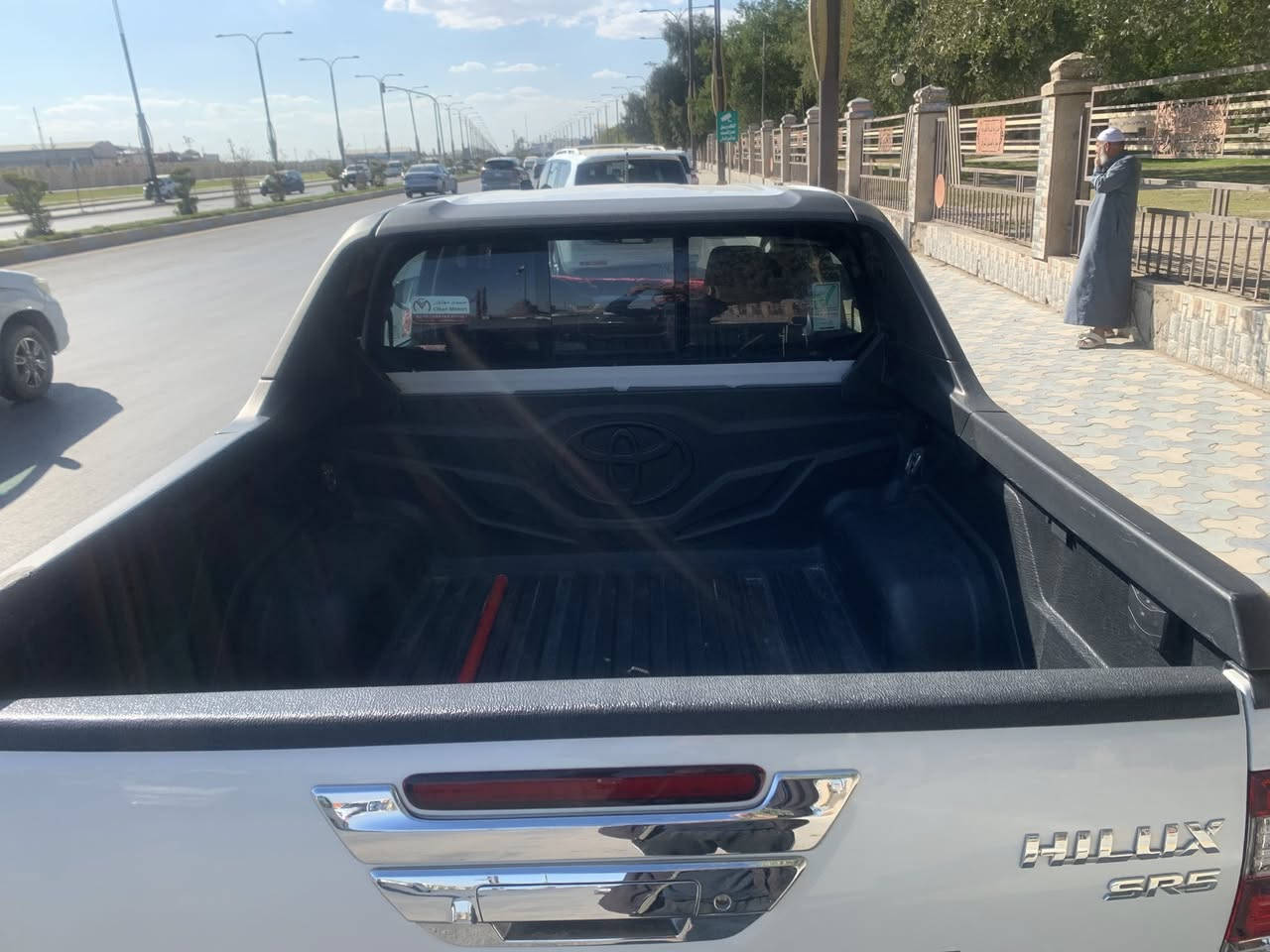 السلام عليكم 🚗 للبيع: تويوتا هايلوكس SR5 - محرك V6 موديل 23
• النوع: تويوتا هايلوكس (Hilux) خليجي.

• المحرك: 6 سلندر (V6) قوي جداً واقتصادي.

• نظام الدفع: 4x4 (دبل قمارة).

• الفئة: SR5 (معدلة بنظام Adventure).

• اللون: أبيض لؤلؤي مع لمسات سوداء ملكية.

✨ المميزات الإضافية:

• التصميم الخارجي: وجه أسود (Black Edition) مع تطعيمات باللون الأحمر الرياضي على المصد الأمامي.

• الإضافات: حماية للمداقر (Fenders)، دوسات جانبية أصلية، وقمارة خلفية (Roll Bar) رياضية.

• الحالة: السيارة بحالة الوكالة (نظيفة جداً)، الإطارات والويلات بحالة ممتازة.

• المقصورة: تغليف حماية للملحقات الداخلية (الماشية)، مع كشنات مريحة وتبريد ثلج.

• الإضافات العملية: مجهزة بهوك خلفي للسحب وتغليف للحوض 

السعر :370 

ماشيه :36 

السياره مكفوله 

للتواصل على الرقم :***********
