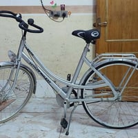 انت هذا البايسكل حجم 28 للبيع مكان بغداد التاجي 07826441115