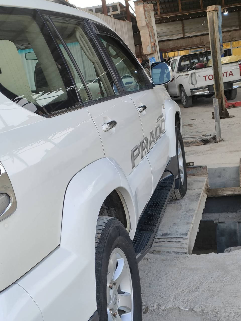 سلام عليكم ورحمه الله للبيع تيوتا برادو2009سياره مكفوله عده دعاميات مصبوغه نضافته 85%تخم تاير حداديه تبريد دواخل كلش جدد كشنات بلاد فول نضافه لايت زنون تبريد 3قطع مشي ومعدل خير من الله دهن كله شركه تيوتا الاصلي مكينه وكير مكفولات بيه فقط خربطه بطوافه البانزين رقم ذي قار تحويل سعر 185رقمي***********
