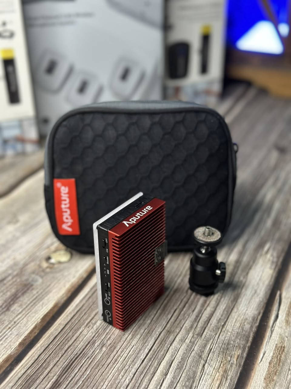 اضاءه احترافيه بيبي  لايت لونين احترافي Aputure مستخدم لوك
السعر ١٢٥ الف توصيل متوفر ***********
