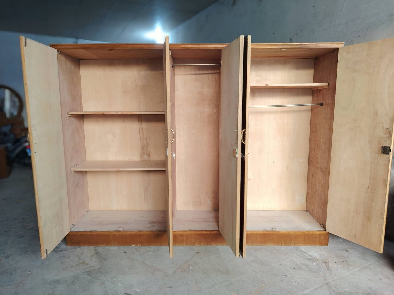 سلام عليكم كنتور ابو الخمسه بيبان صاج تسكام ضهر جرجوبه  للبيع سعر 250مكان حله واتساب***********
