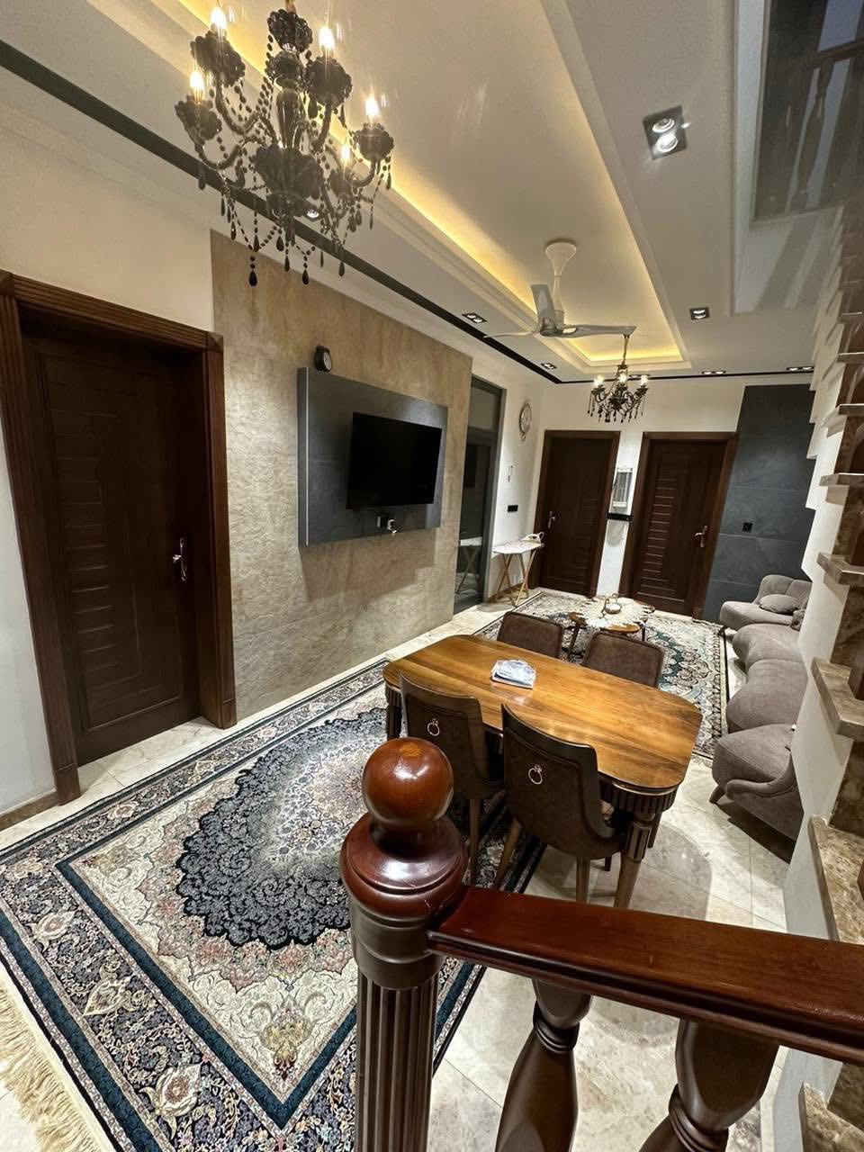 للبيع منزل مميز في بغداد – منطقة البنوك 
📍 الموقع: خلف شارع الفتلاوي – محلة 319
📐 المساحة: 180 متر
📄 الطابو: ملك صرف
🏠 الواجهة: 6،60 متر
📏 النزال: 30 متر
🔹 تفاصيل المنزل: ( سند مستقل )
طابقين
يحتوي على حديقة جميلة 🌳
كراج للسيارة 🚗
استقبال واسع
مطبخ حار بارد
صالة (هول)
حديقة داخلية 🪴

4 غرف نوم ماستر
📞 للاستفسار ***********
