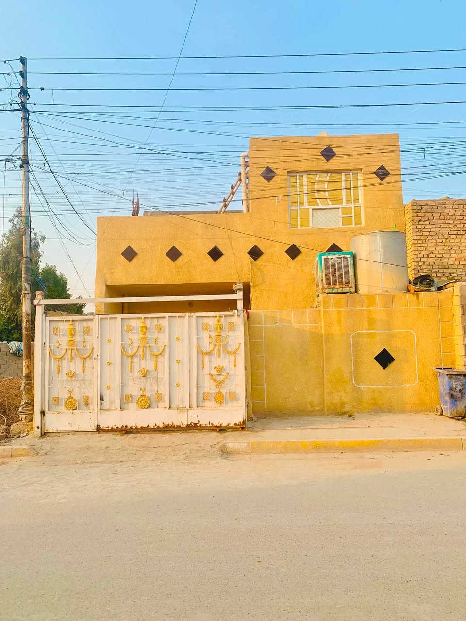 بيت للبيع  المساحة 105 متر 🏠
حي النصر شارع المستوصف بنفس الشارع قرب ابو بشار الوكيل رقم الهاتف *********** ☎️ 
يحتوي على 3 غرف نوم + مطبخ + صالة جبيرة + ستقبال 
+ يحتوي على 2 حمامات + 1 صحيات 
الشراي ايخابر 📲
