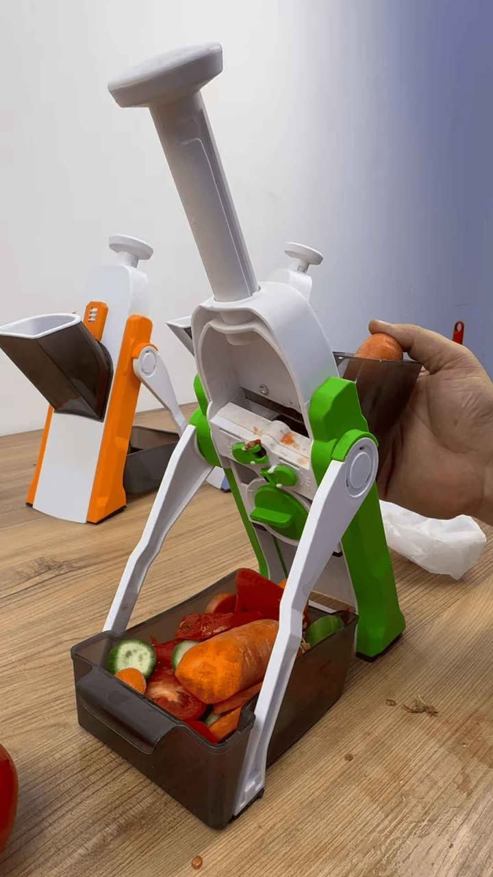 🛒 وداعاً للسكاكين وجروح الأصابع! الحل الأسهل والأسرع صار بين إيديك! 🥕🔪
تعبت من تقطيع الخضروات وتضييع الوقت بالمطبخ؟ تعبت من السكاكين اللي تعور إيدك؟
جبتلك الحل اللي راح يغير روتين مطبخك بالكامل!
قطاعة الخضروات والفواكه المتطورة (آمنة، سريعة، وعملية)
✨ ليش هاي القطاعة ضرورية بكل مطبخ عراقي؟
أمان تام: انسى جروح السكاكين! القطاعة مزودة بآلية دفع تمنع أي تلامس بين إيدك والشفرة.
تحكم كامل: تريد تقطيع شرائح؟ أعواد؟ مكعبات؟ سمكها من 0.5 ملم لـ 8 ملم، أنت اللي تحدد!
بدون كهرباء: اشتغل بيها وين ما تحب، بالبيت، بالحديقة، أو حتى بالطلعات.
مطبخ نظيف: يجي وياها وعاء يجمع المكونات، يعني لا فوضى ولا تعب.
جودة عالية: مواد متينة، سهلة التفكيك والتنظيف، وتعيش وياك فترة طويلة.
🎨 متوفرة بثلاث ألوان تجنن: (أخضر، أزرق، برتقالي) اختار اللون اللي يناسب ديكور مطبخك.
💰 السعر اللي يرضيك:
🔥 بس 22 ألف دينار مع توصيل مجاني داخل بغداد الحبيبة.
🔥 بس 24 ألف دينار للمحافظات (شامل التوصيل لباب بيتك).
🚚 لا تفوت الفرصة، الكمية محدودة!
📞 للطلب والاستفسار:
اتصل بينا أو راسلنا على الواتساب على الرقم:
***********
مطبخك يستاهل الأسهل.. اطلبها الآن! 🥗✨ بغداد, العراق
