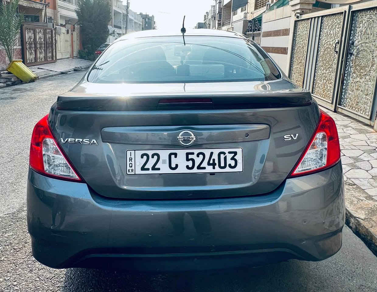 نیسان ڤێرسا مۆدیل 2018 
مواصفات SV 
رەنگ نەوتی 
تەنها دوو پارچەی بۆیاغە چاملغی پێشەوە لایی سەکن و بۆنیت بێ ناوگرتن و بێ ئیرباگ سیارەیەکی جوانە بێ مەسروفە و بێ کێشەیە 
هەززە و سنوی نیە و ژینگە و رێگا و بانی دراوە 
دەرگایی سەکن لای چامڵغ کەمێک بەساردی چاکرایتەوە 
تەنها 83000 مایل رۆشتووە
*********** أربيل, العراق
