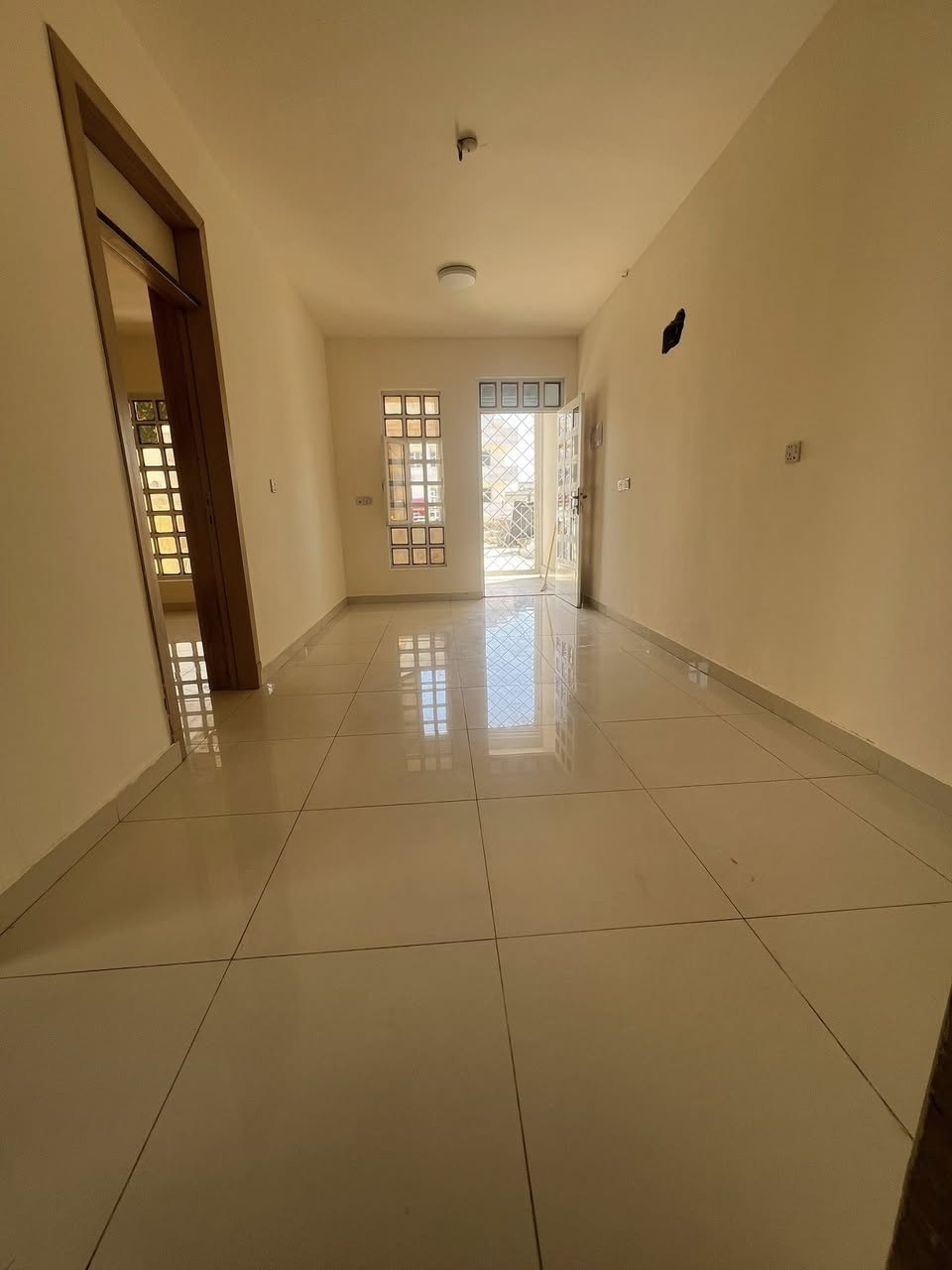 السلام عليكم
للايجار شقة جديدة طابق ٢ تحتوي على غرفة و صالة و مطبخ معزول و حمام وبالكون كبير  … عوائل فقط زيونة محلة ٧١٢ خلف دار الازياء الايجار ٦٠٠ الف
***********
