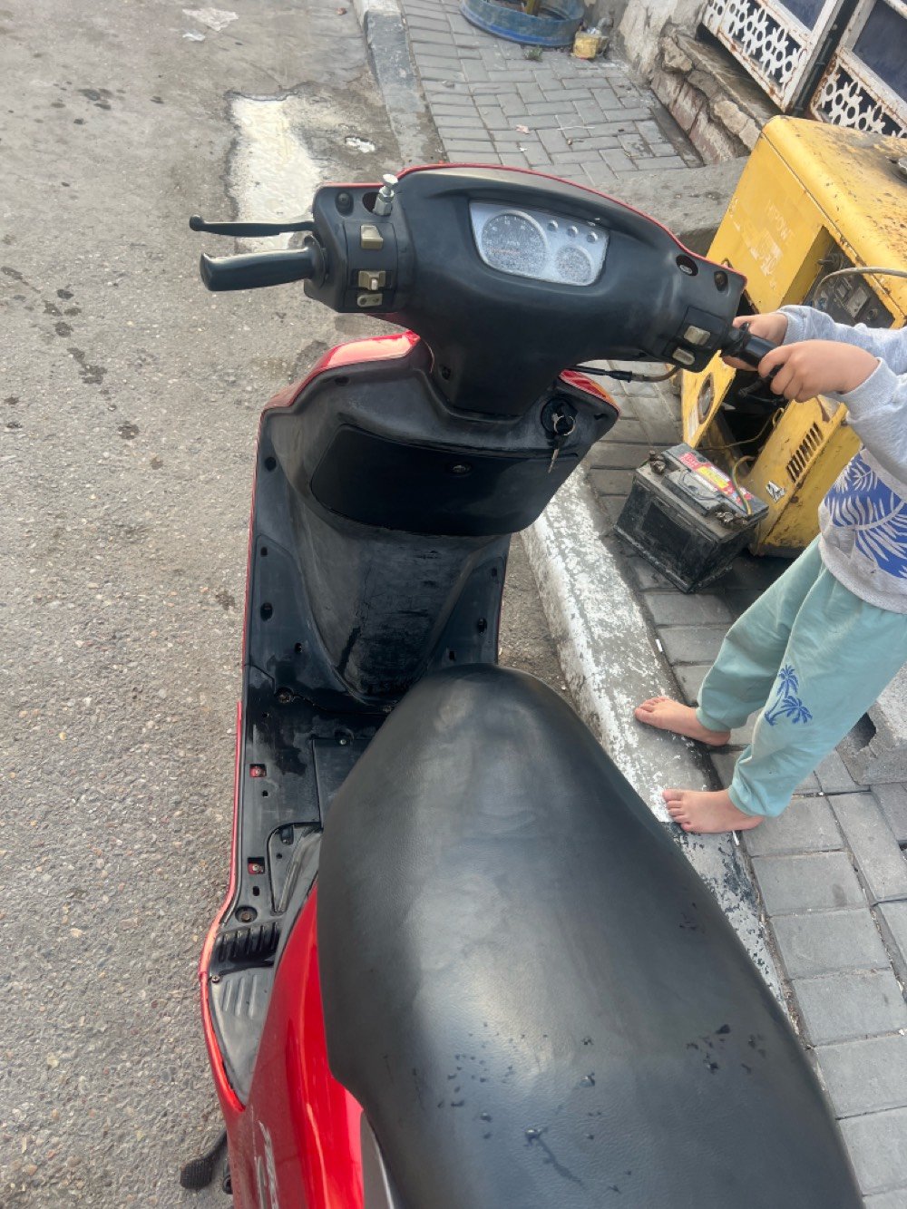 فراشة نثية الدراجة كاملة اي نقص مابيها مكينتها بلادية ما مفتوحة كهربائيات كلها شغالة من الطول للطول مكينتها خرسة معدل حلو كاملة من كلشي سعرها 450  مكاني بــ دور الشرطة ***********