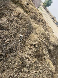 يوجد أسمده  زراعيه كميه كبيره مايقارب ثلاث كلابات  نوعيته درجه أولى غي...